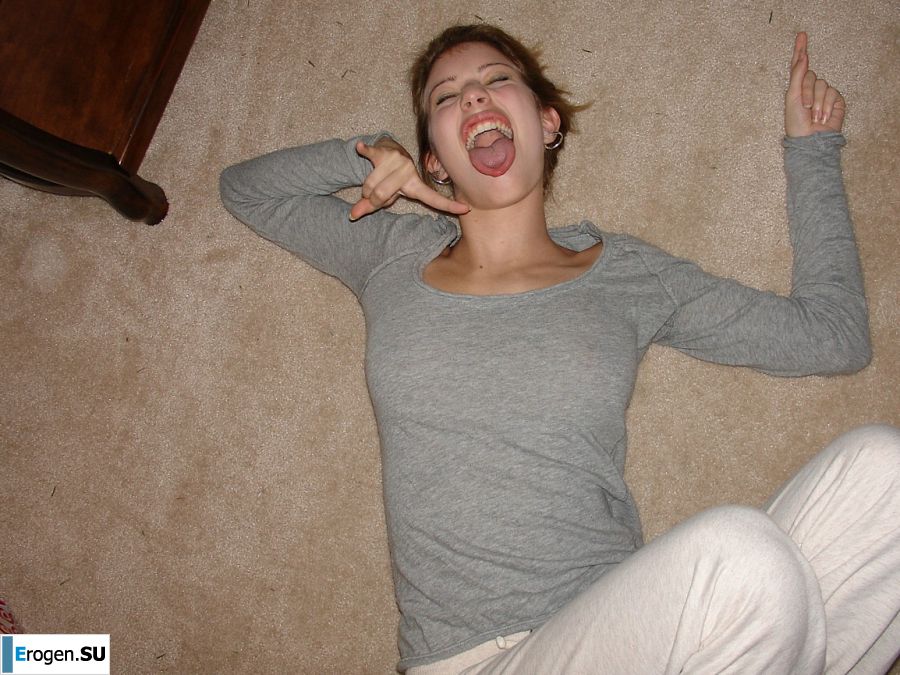 Юная девушка раздвинула ноги и теребит пальчиками мокрые половые губы. Фото 9