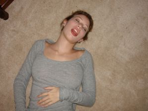 Юная девушка раздвинула ноги и теребит пальчиками мокрые половые губы. Эскиз 10