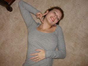 Юная девушка раздвинула ноги и теребит пальчиками мокрые половые губы. Эскиз 11