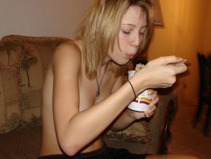 Юная девушка раздвинула ноги и теребит пальчиками мокрые половые губы. Эскиз 30