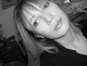 Юная девушка раздвинула ноги и теребит пальчиками мокрые половые губы. Эскиз 5