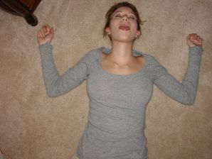 Юная девушка раздвинула ноги и теребит пальчиками мокрые половые губы. Эскиз 7