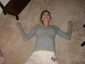 Юная девушка раздвинула ноги и теребит пальчиками мокрые половые губы. Эскиз 8