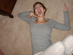 Юная девушка раздвинула ноги и теребит пальчиками мокрые половые губы. Эскиз 9