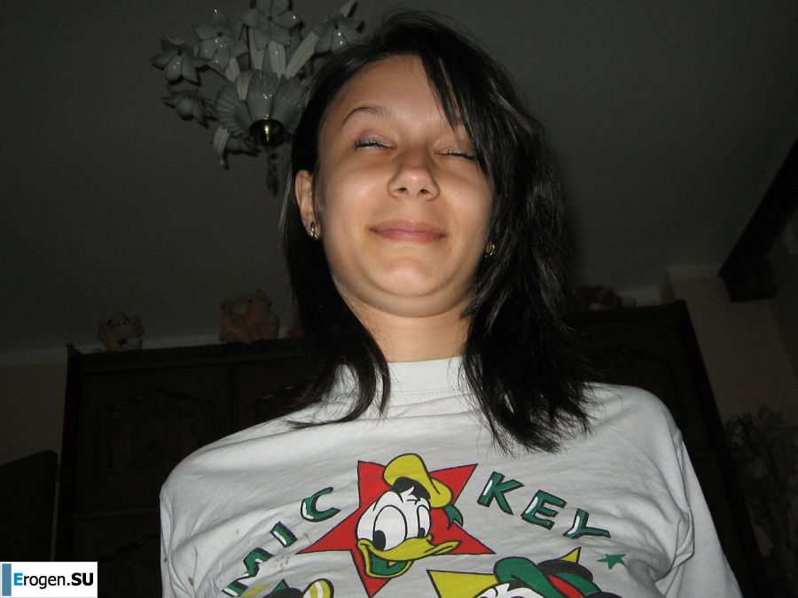 Студентка со стройной талией снимает одежду на камеру. Фото 16