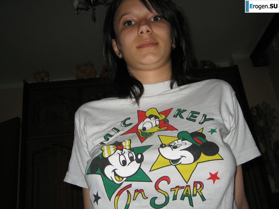 Студентка со стройной талией снимает одежду на камеру. Фото 17