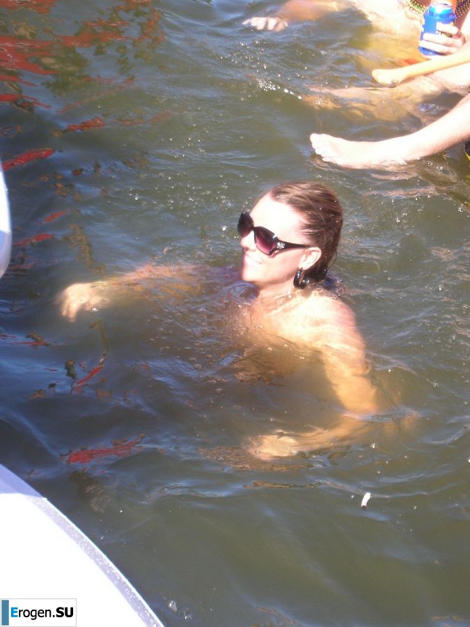 A pretty blonde is exposed in the toilet and spreads her legs in bed. Part 2. Photo 38