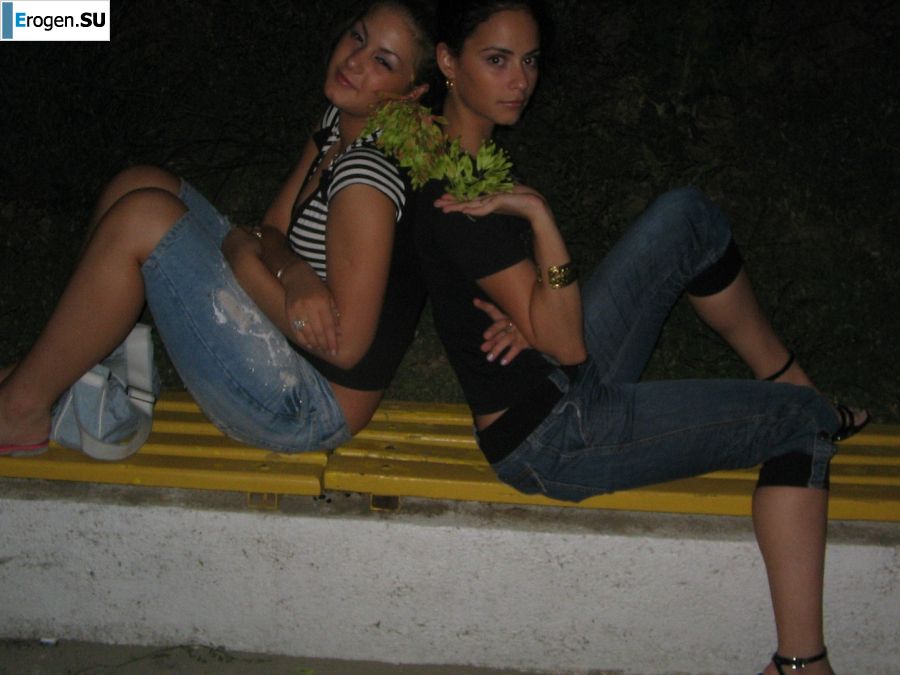 Блондинка и брюнетка целуются и показывают сиськи друг другу. Фото 10