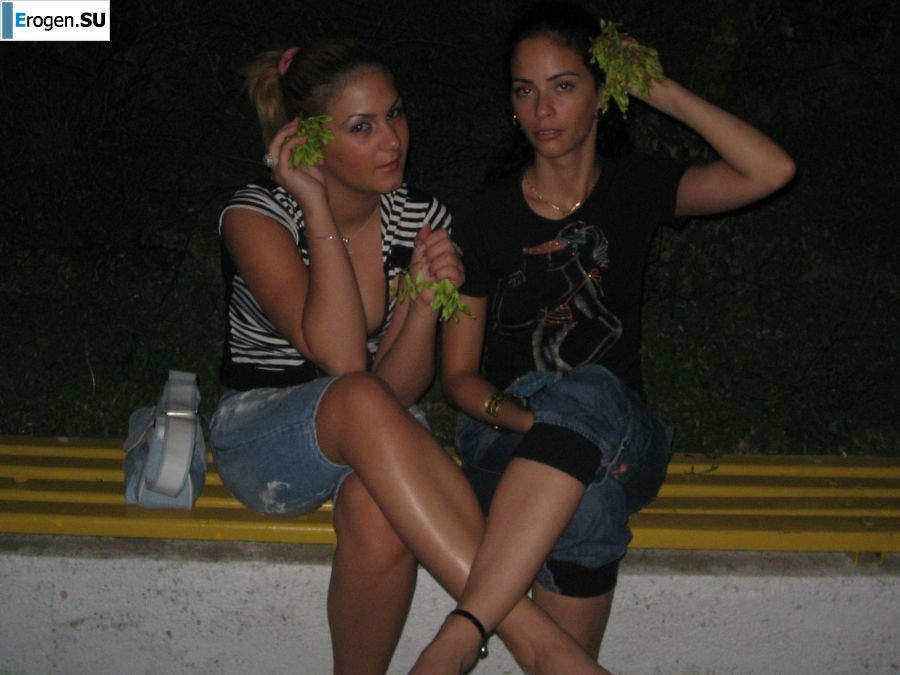 Блондинка и брюнетка целуются и показывают сиськи друг другу. Фото 11