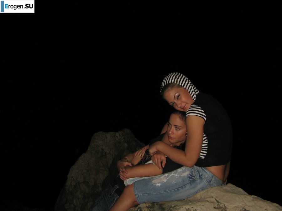 Блондинка и брюнетка целуются и показывают сиськи друг другу. Фото 12