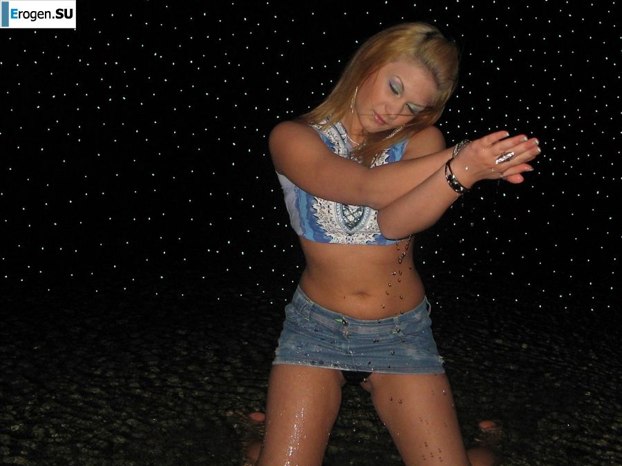 Блондинка и брюнетка целуются и показывают сиськи друг другу. Фото 13