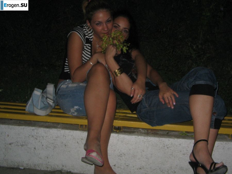 Блондинка и брюнетка целуются и показывают сиськи друг другу. Фото 14