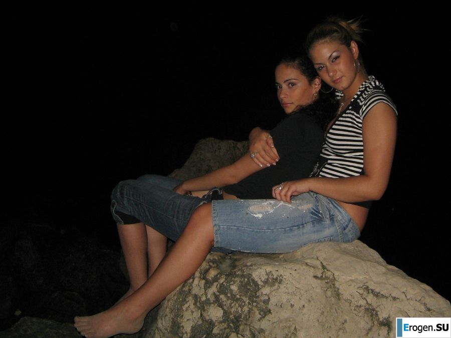 Блондинка и брюнетка целуются и показывают сиськи друг другу. Фото 15