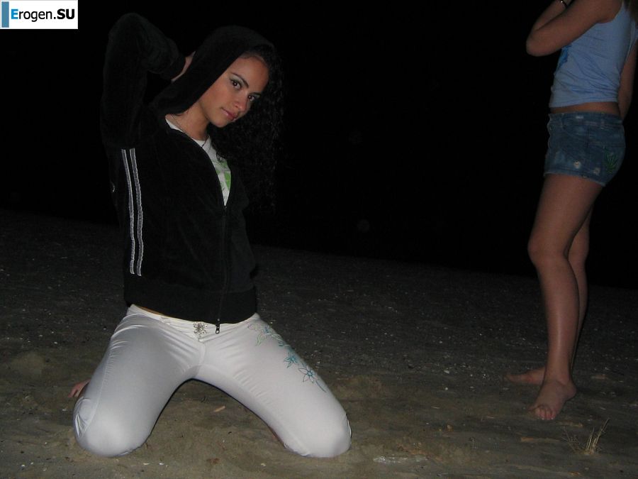 Блондинка и брюнетка целуются и показывают сиськи друг другу. Фото 21