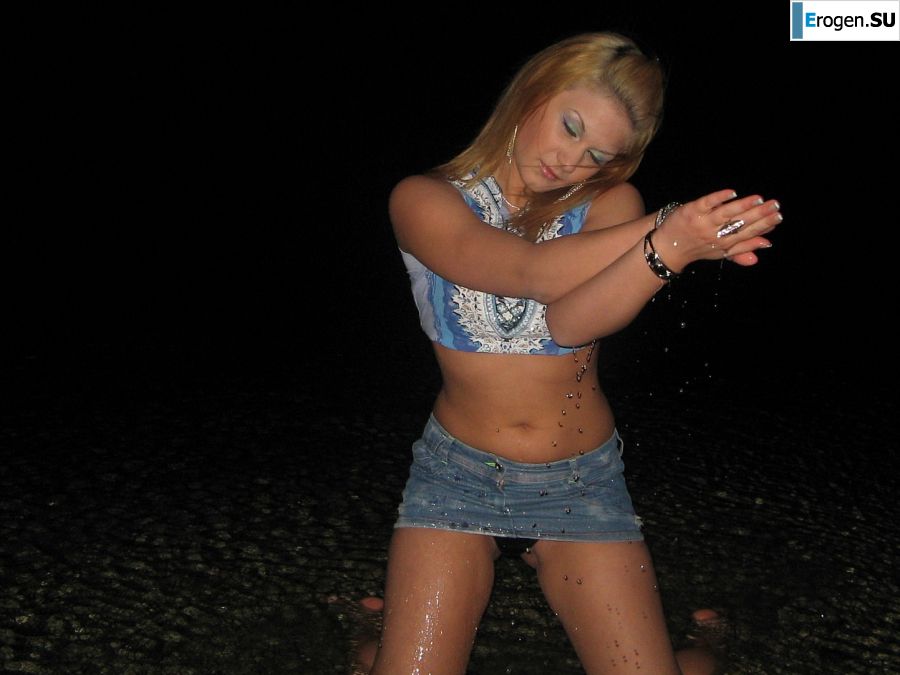 Блондинка и брюнетка целуются и показывают сиськи друг другу. Фото 23