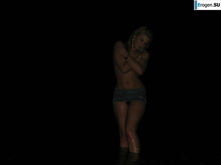 Блондинка и брюнетка целуются и показывают сиськи друг другу. Фото 25