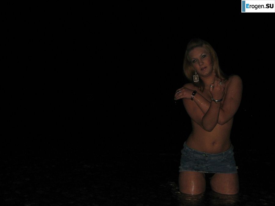 Блондинка и брюнетка целуются и показывают сиськи друг другу. Фото 27