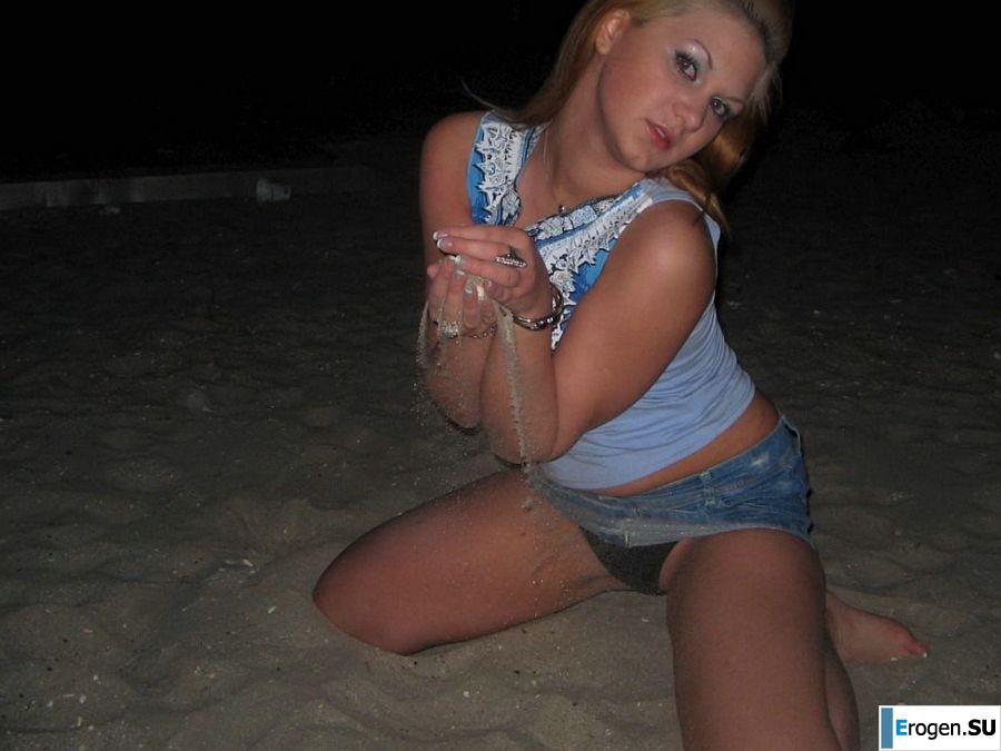 Блондинка и брюнетка целуются и показывают сиськи друг другу. Фото 3