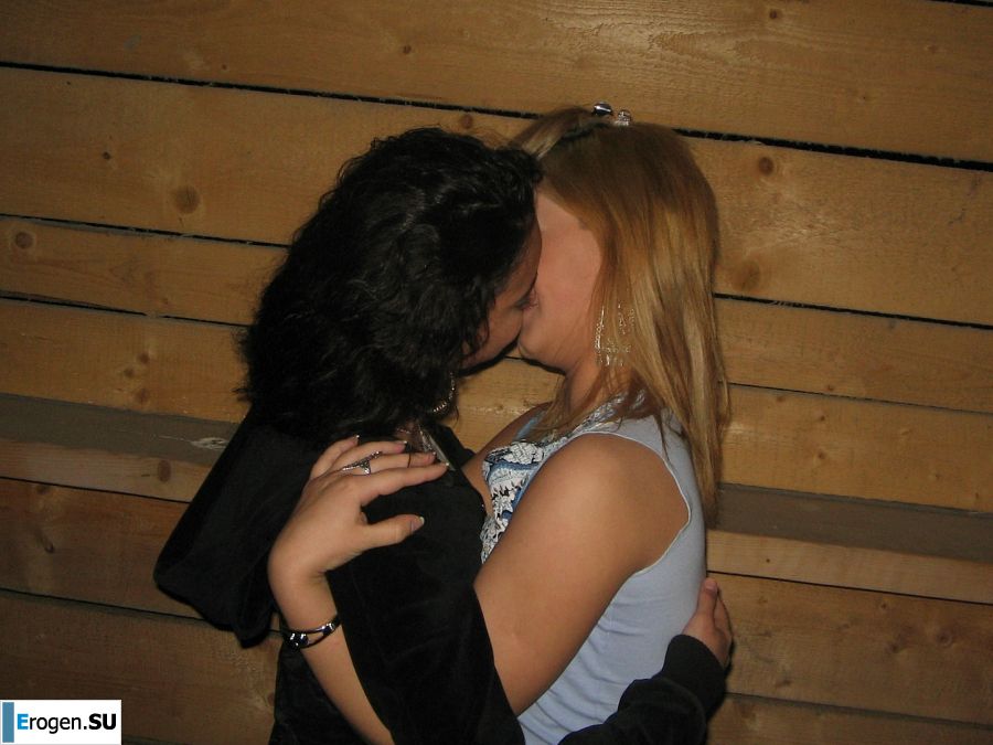 Блондинка и брюнетка целуются и показывают сиськи друг другу. Фото 33