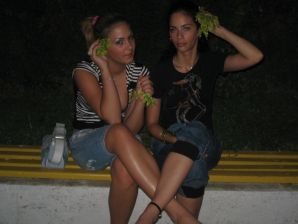 Блондинка и брюнетка целуются и показывают сиськи друг другу. Эскиз 11