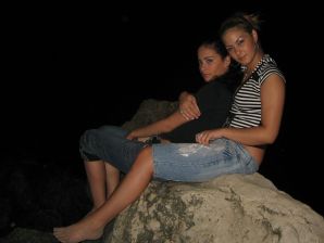 Блондинка и брюнетка целуются и показывают сиськи друг другу. Эскиз 15