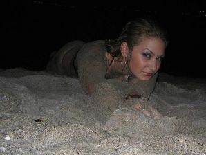 Блондинка и брюнетка целуются и показывают сиськи друг другу. Эскиз 19