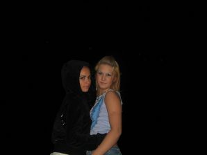 Блондинка и брюнетка целуются и показывают сиськи друг другу. Эскиз 20