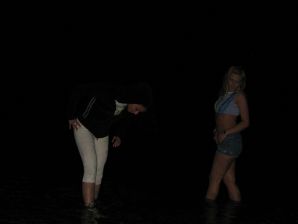 Блондинка и брюнетка целуются и показывают сиськи друг другу. Эскиз 22