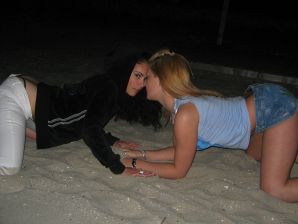 Блондинка и брюнетка целуются и показывают сиськи друг другу. Эскиз 26