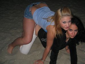 Блондинка и брюнетка целуются и показывают сиськи друг другу. Эскиз 44