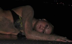 Блондинка и брюнетка целуются и показывают сиськи друг другу. Эскиз 7