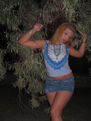 Блондинка и брюнетка целуются и показывают сиськи друг другу. Эскиз 8