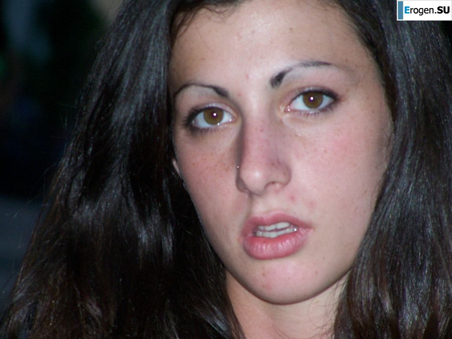 Брюнетка в коротенькой юбочке позирует на белых простынях. Фото 3