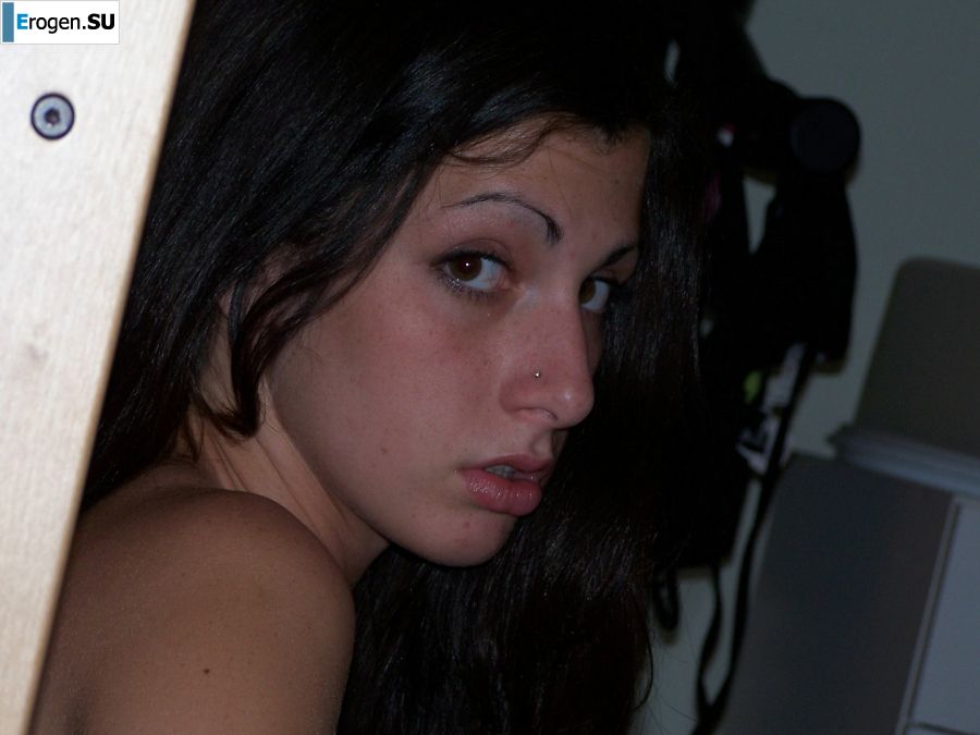 Брюнетка в коротенькой юбочке позирует на белых простынях. Фото 4