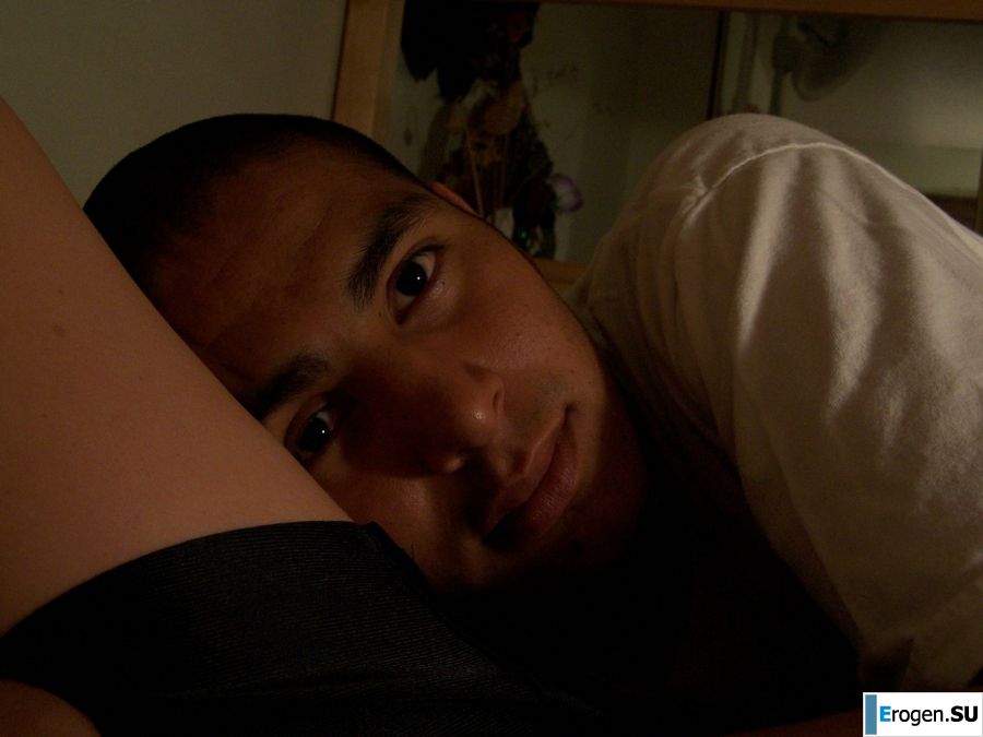 Брюнетка в коротенькой юбочке позирует на белых простынях. Фото 42