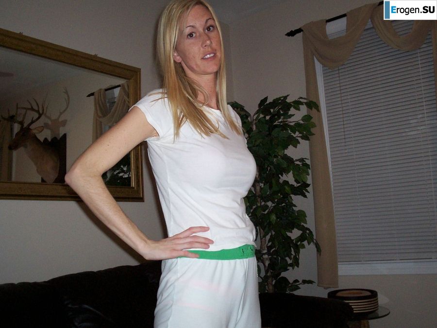 A mature blonde in pink lingerie showed her ass and took out a vibrator. Photo 3