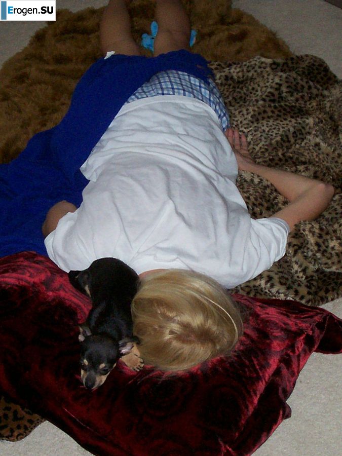 A mature blonde in pink lingerie showed her ass and took out a vibrator. Photo 33