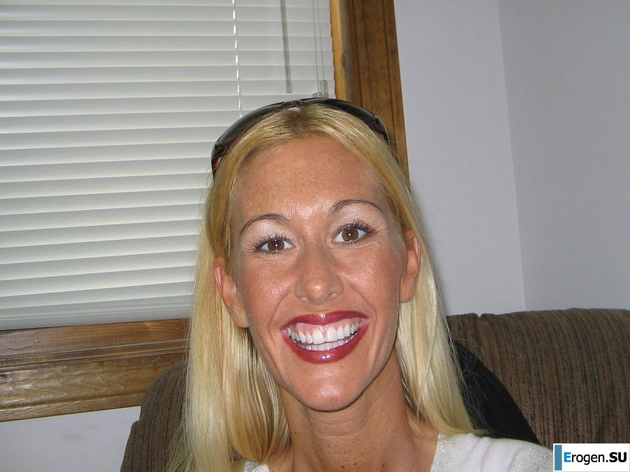 A mature blonde in pink lingerie showed her ass and took out a vibrator. Photo 35