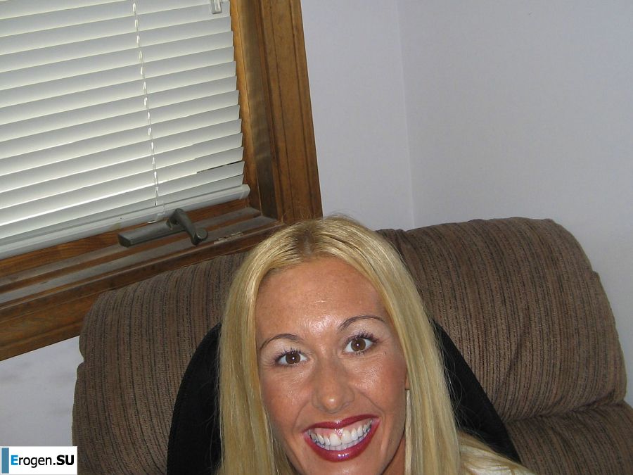 A mature blonde in pink lingerie showed her ass and took out a vibrator. Photo 36