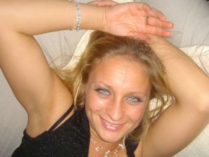 Милая блондинка в розовых трусиках показала упругие сиськи. Эскиз 15