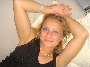 Милая блондинка в розовых трусиках показала упругие сиськи. Эскиз 16