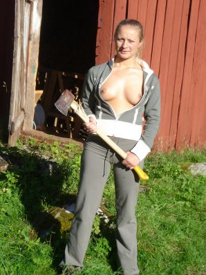 Милая блондинка в розовых трусиках показала упругие сиськи. Эскиз 22