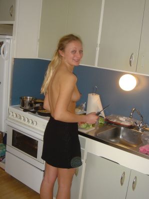 Милая блондинка в розовых трусиках показала упругие сиськи. Эскиз 23