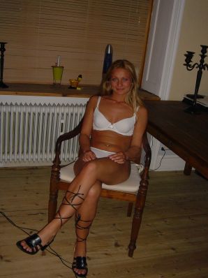 Милая блондинка в розовых трусиках показала упругие сиськи. Эскиз 29