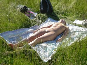 Милая блондинка в розовых трусиках показала упругие сиськи. Эскиз 6