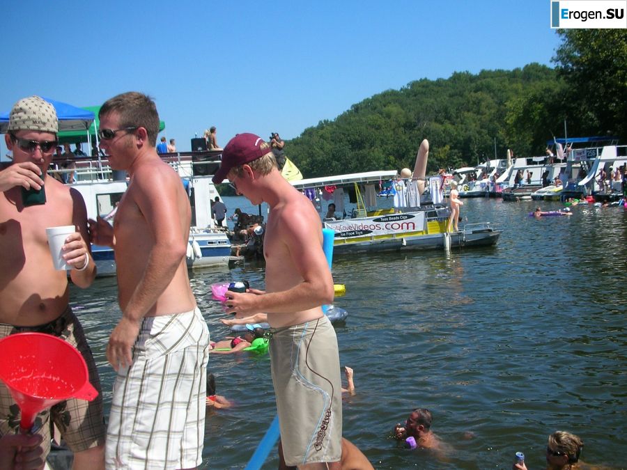 A pretty blonde is laid bare in the toilet and spreads her legs in bed. Part 3. Photo 35