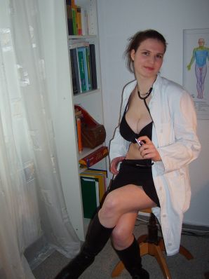 Ролевые игры яркой брюнетки в короткой юбке и ее парня. Часть 2. Эскиз 27