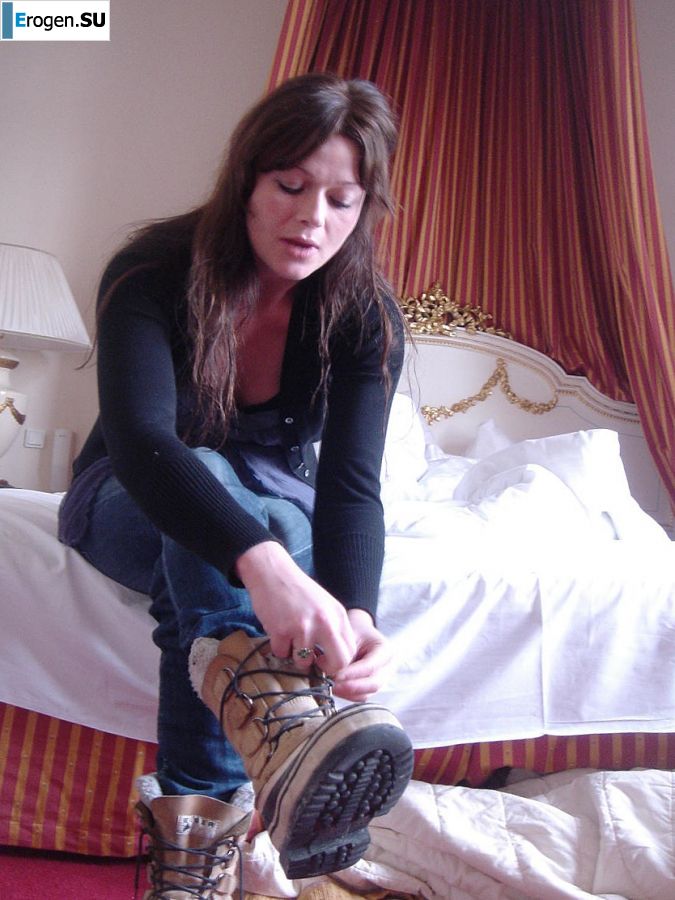 Juicy girl showed her labia and shaved pussy. Photo 12