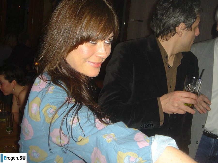 Juicy girl showed her labia and shaved pussy. Photo 3