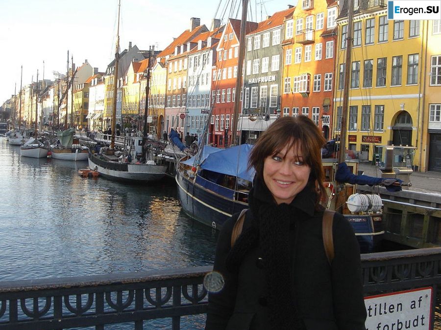 Juicy girl showed her labia and shaved pussy. Photo 4